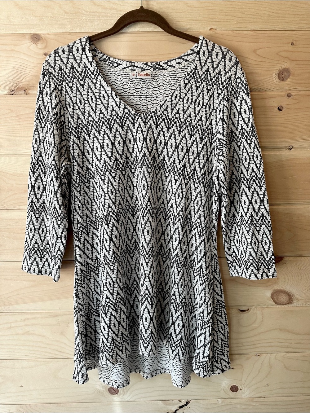 Tianello Lagenlook Chevron Geometric Knit Tunic Top Black White Sharkbite Hem M
